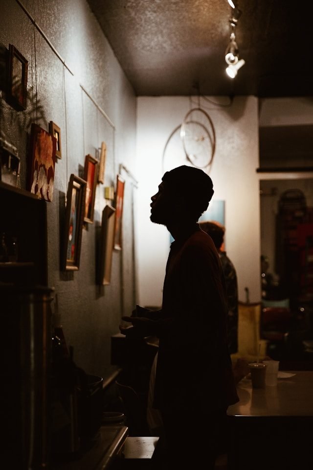 What is the meaning of The Son of Man art? – Art Gallery London