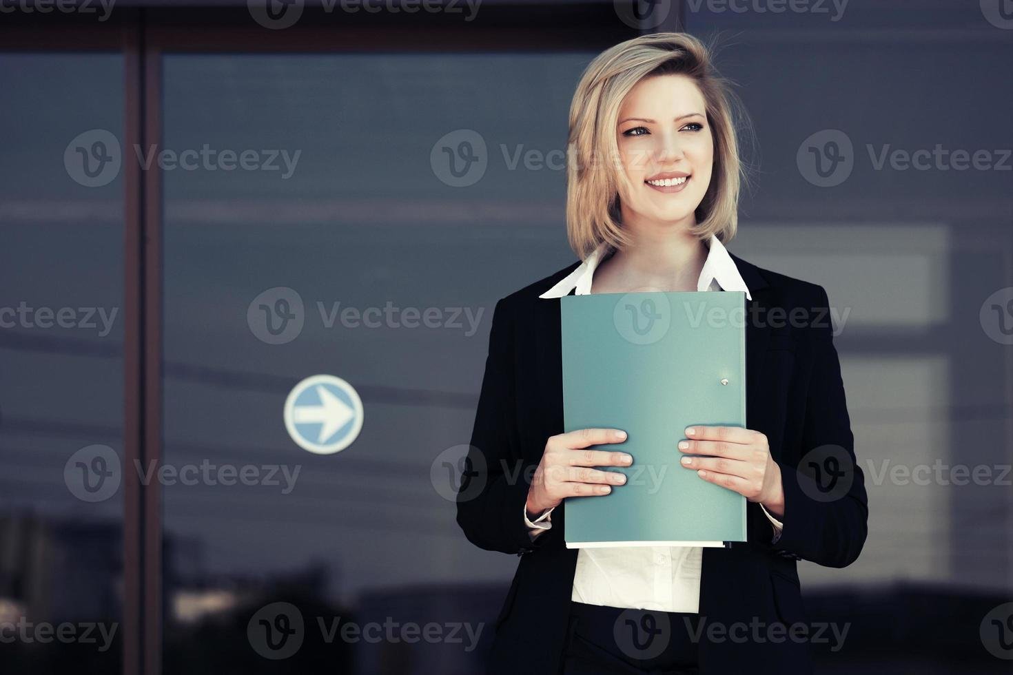 The Cornerstone of Success: Why Engaging the Best Immigration Solicitors is Non-Negotiable for UK Relocation